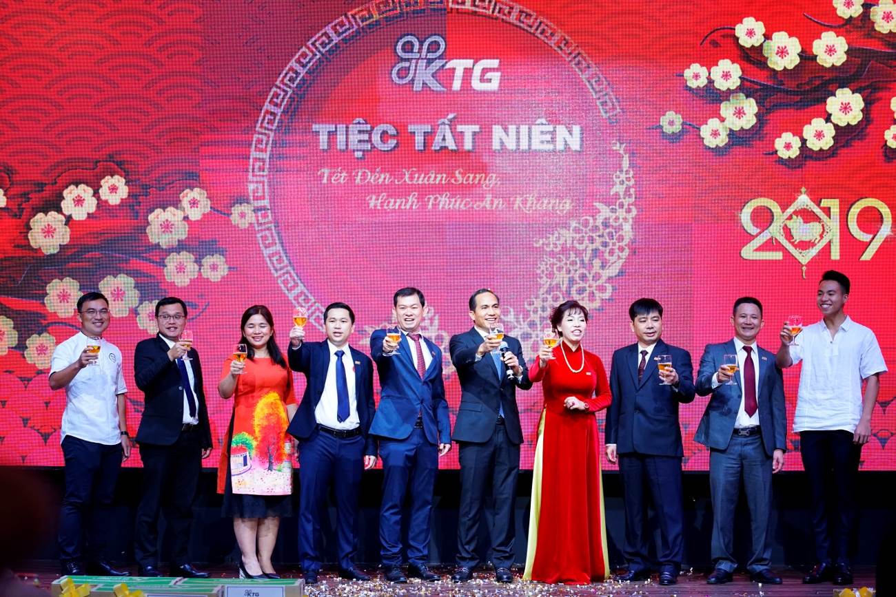 Tiệc tất niên được tổ chức phổ biến mỗi dịp cuối năm