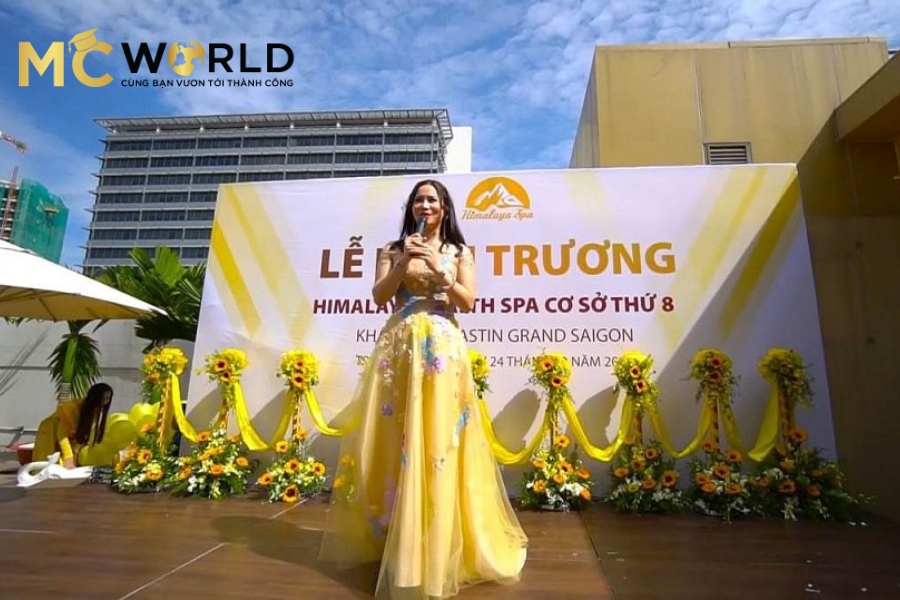 MC dẫn chương trình khai trương Spa