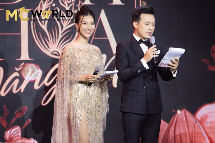 MC là người làm chủ sân khấu, dẫn dắt buổi tiệc Gala Dinner